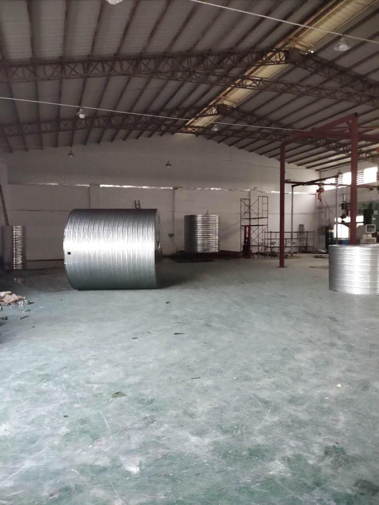 万江成熟工业区新出厂房2000㎡，砖墙到顶8米，中间无柱子